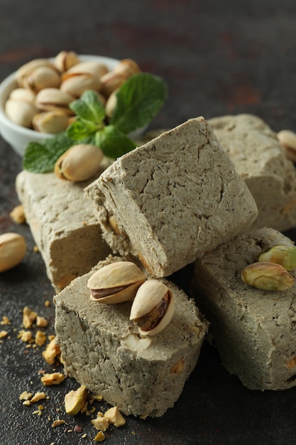 Konzept des leckeren Essens mit Halva auf dunklem strukturiertem Hintergrund