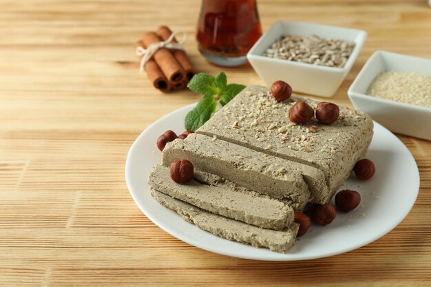 Konzept des leckeren Essens mit Halva auf Holzuntergrund