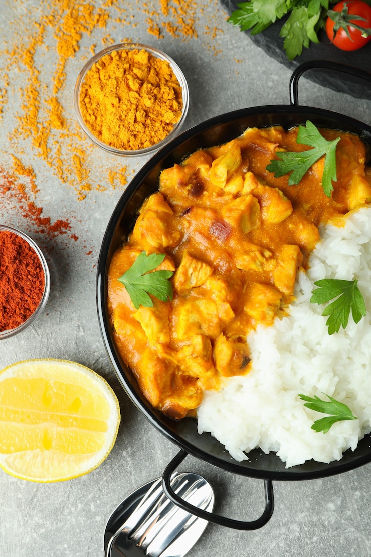 Foto konzept des leckeren essens mit hühnchen-tikka auf grauem strukturiertem hintergrund