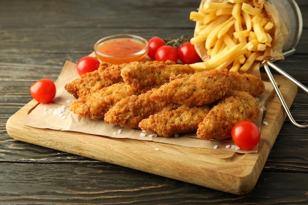 Konzept des leckeren Essens mit Hühnerstreifen auf Holztisch