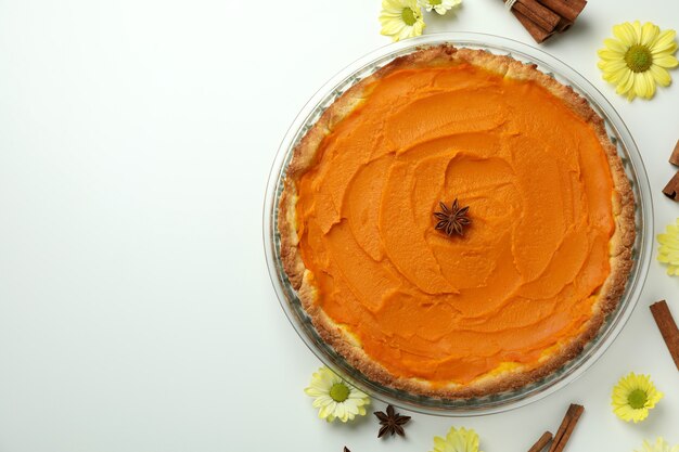 Konzept des leckeren Essens mit Kürbiskuchen auf weißem Hintergrund