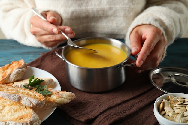 Konzept des leckeren Essens mit Kürbissuppe, Nahaufnahme