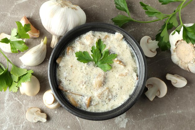 Konzept des leckeren Essens mit Pilzsauce auf grauem strukturiertem Hintergrund