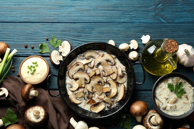 Konzept des leckeren Essens mit Pilzsauce auf Holzhintergrund