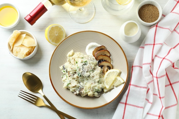 Konzept des leckeren Essens mit Risotto mit Pilzen, Draufsicht