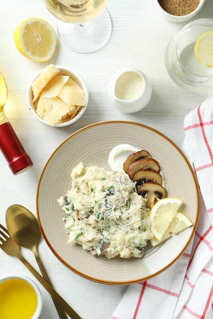 Konzept des leckeren Essens mit Risotto mit Pilzen, Draufsicht