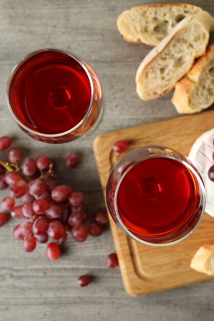 Konzept des leckeren Essens mit Rotwein auf grauem strukturiertem Tisch