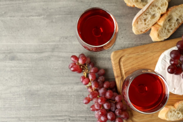 Konzept des leckeren Essens mit Rotwein auf grauem strukturiertem Tisch