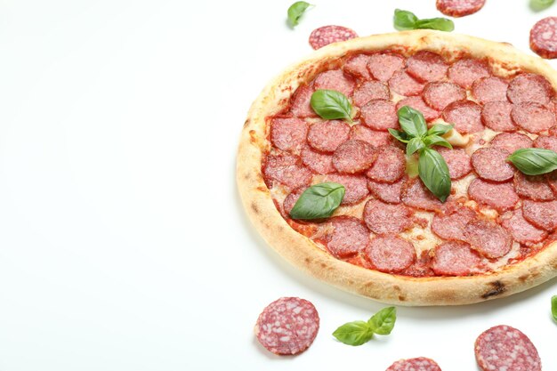 Konzept des leckeren Essens mit Salami-Pizza auf weißem Hintergrund