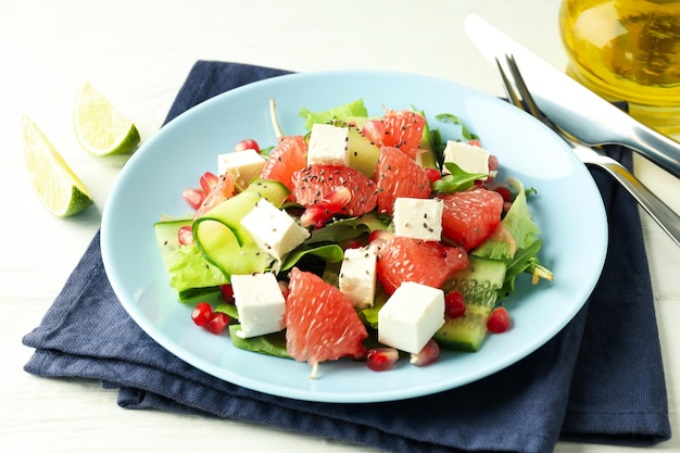Konzept des leckeren Essens mit Salat mit roter Orange