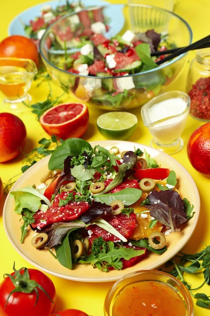 Konzept des leckeren Essens mit Salat mit roter Orange