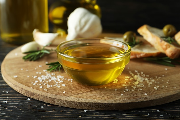 Konzept des leckeren Essens mit Schüssel Olivenöl, Nahaufnahme