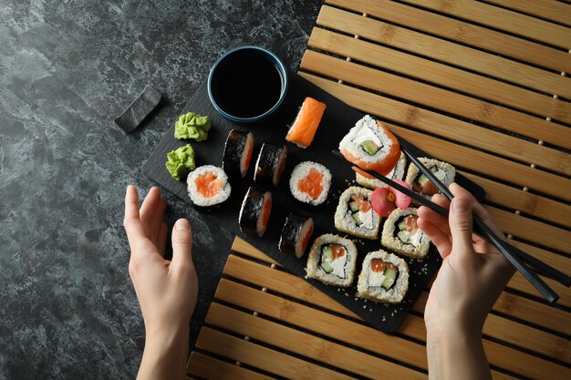 Konzept des leckeren Essens mit Sushi-Draufsicht