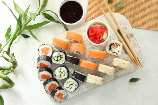 Konzept des leckeren Essens mit Sushi-Rollen, Draufsicht