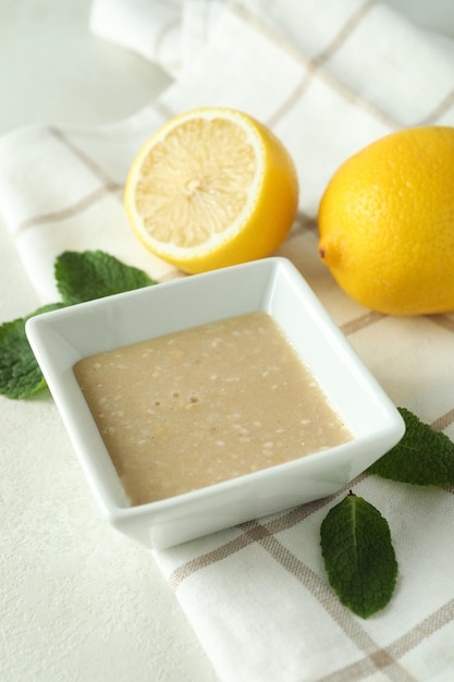 Konzept des leckeren Essens mit Tahini-Sauce auf hellem Texturhintergrund