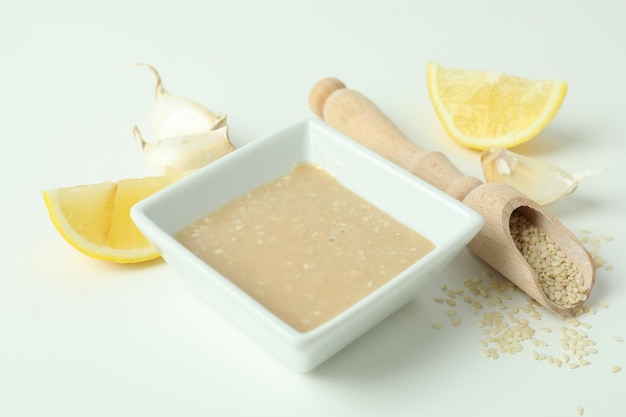 Konzept des leckeren Essens mit Tahini-Sauce auf weißem Hintergrund