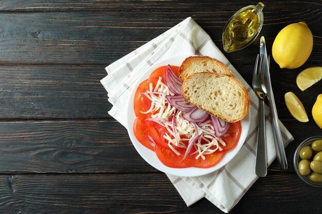 Konzept des leckeren Essens mit Tomatencarpaccio auf rustikalem Holztisch