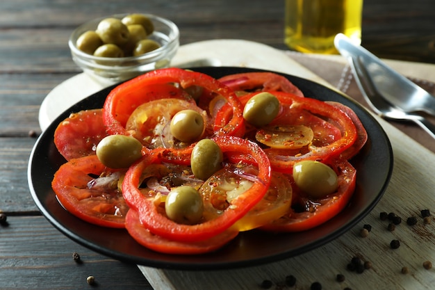 Konzept des leckeren Essens mit Tomatencarpaccio auf rustikalem Holztisch