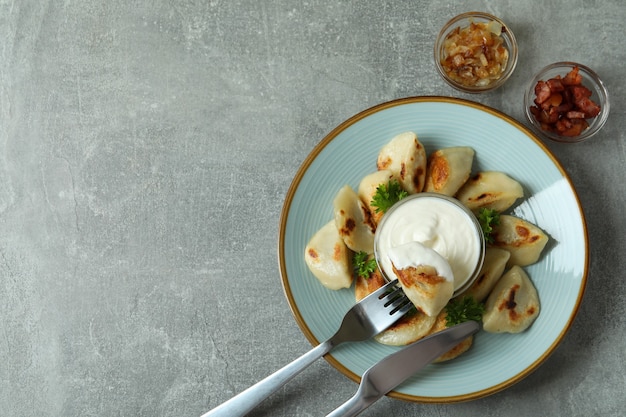 Konzept des leckeren Essens mit Wareniki oder Pierogi