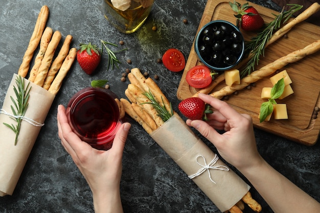 Konzept des leckeren Essens mit Wein, Grissini-Sticks und Snacks, Draufsicht