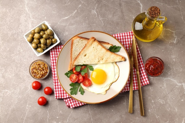 Konzept des leckeren Frühstücks auf grauem strukturiertem Hintergrund