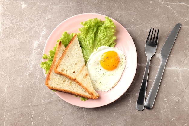 Konzept des leckeren Frühstücks auf grauem strukturiertem Hintergrund