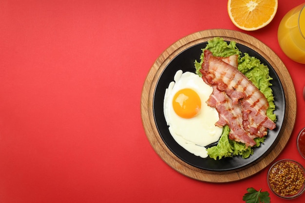 Konzept des leckeren Frühstücks auf rotem Hintergrund