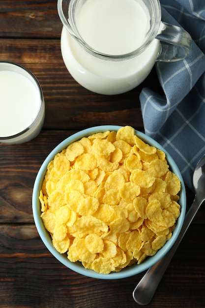 Konzept des leckeren Frühstücks mit Cornflakes auf Holztisch