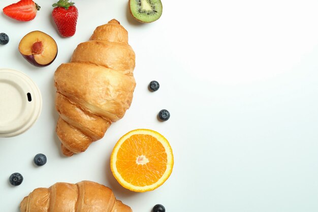 Konzept des leckeren Frühstücks mit Croissants auf Weiß