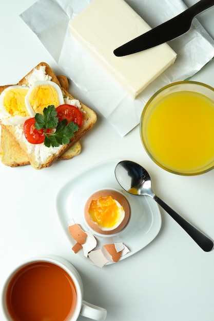 Konzept des leckeren Frühstücks mit gekochtem Ei