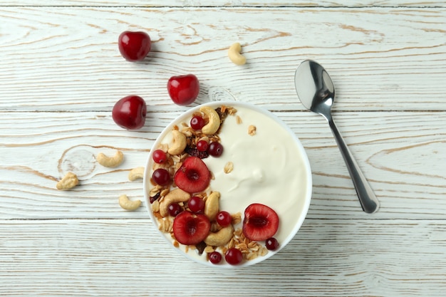Konzept des leckeren Frühstücks mit Joghurt auf Holztisch