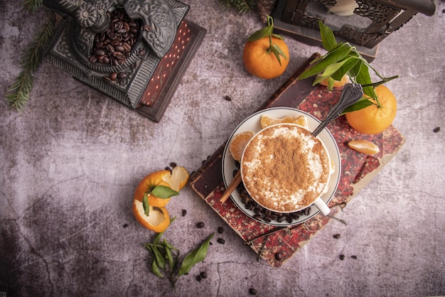 Konzept des leckeren Frühstücks mit Mandarinenmarmelade auf weißem strukturiertem Tisch