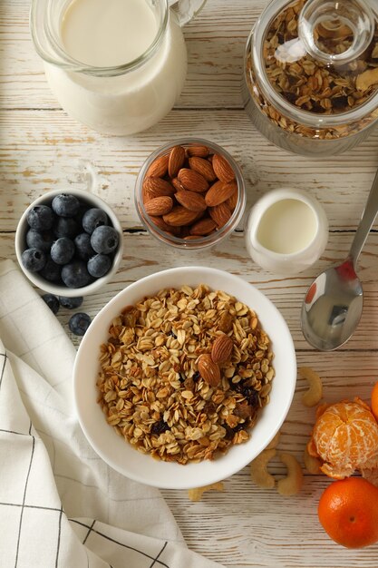 Konzept des leckeren Frühstücks mit Müsli auf hölzernem Hintergrund