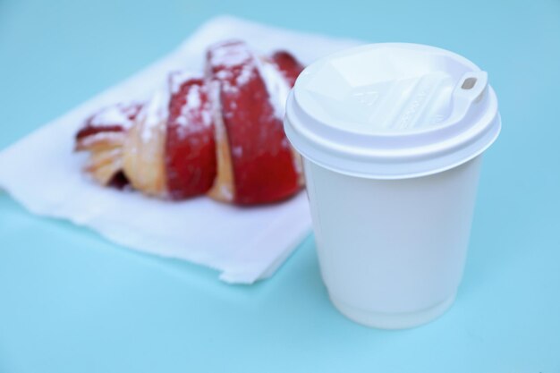 Konzept des leckeren Frühstücks mit Tasse Kaffee und Croissant