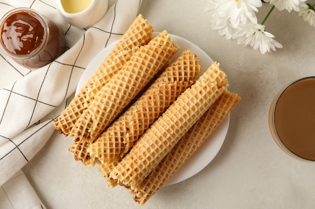 Konzept des leckeren Frühstücks mit Waffelröllchen mit Kondensmilch