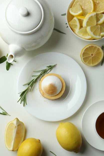 Konzept des leckeren Frühstücks mit Zitronenkuchen auf weißem Hintergrund