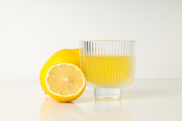 Konzept des leckeren Getränks Limoncello italienischer Zitronenlikör