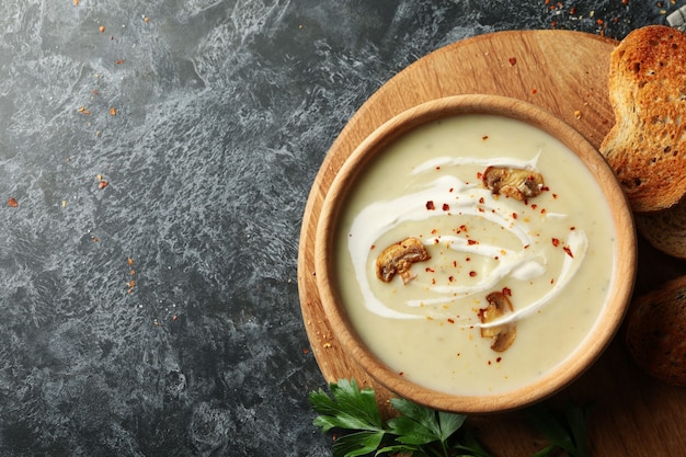 Konzept des leckeren Mittagessens mit Schüssel Pilzsuppe