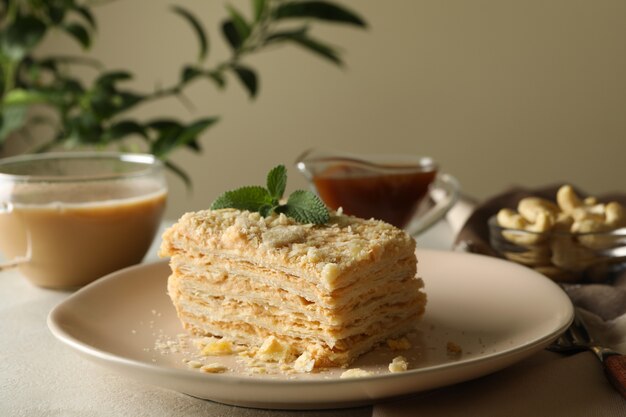 Konzept des leckeren mittagessens mit teller napoleon-kuchen