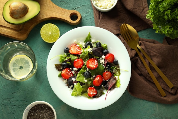 Konzept des leckeren Salatsalats mit Erdbeerdraufsicht