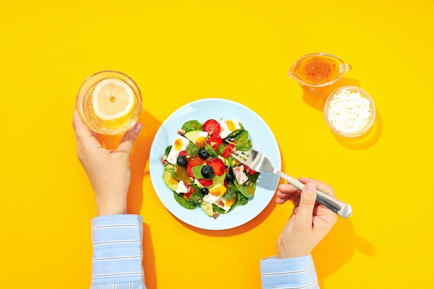 Konzept des leckeren Salatsalats mit Erdbeerdraufsicht