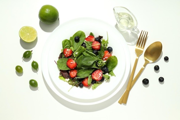 Konzept des leckeren Salatsalats mit Erdbeerdraufsicht