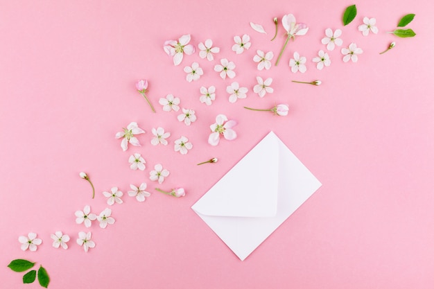 Konzept des Liebesbriefs mit Umschlag und Blumen