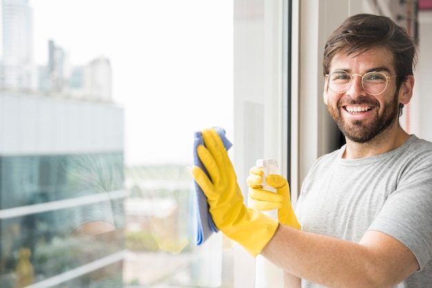 Konzept des Mannes sein Haus säubernd