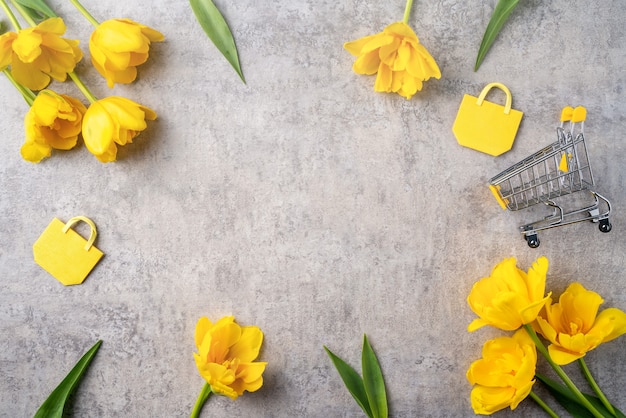 Konzept des Muttertagsgeschenkeinkaufs mit gelbem Tulpenblumenstrauß