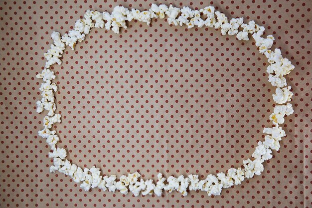Konzept des National Pop Corn Day Kreis von Popcorns auf einfachen Punkten wiederholen den Hintergrund Draufsicht Vintage-Stil Kopierbereich