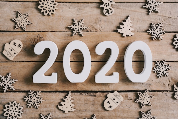 Konzept des neuen Jahres 2020 auf hölzernem Tabellen- und Weihnachtsdekorationshintergrund.