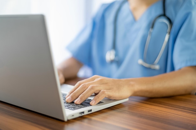 Konzept des Online-Gesundheitsberaters Arzt, der Computer verwendet Online-Gesundheitsberater für Patienten, die zu Hause bleiben, indem er durch Technologiekommunikation Online-Gespräche verwendet Online-Gesundheitsberater für Krankenhäuser