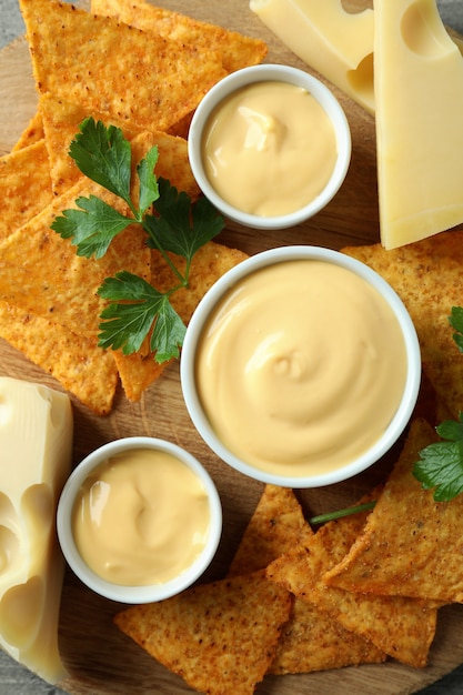 Konzept des Snacks mit Pommes und Käsesauce, Ansicht von oben