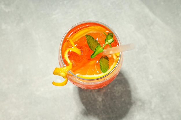 Konzept des Sommercocktails Aperol Spritz Draufsicht